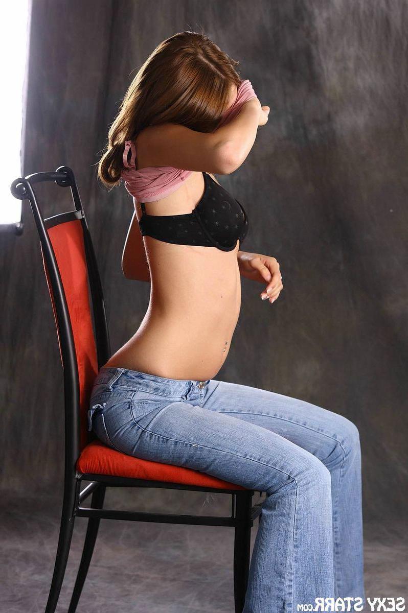 16P Pictures of teen chick Sexy Starr showing you her round perky boobs