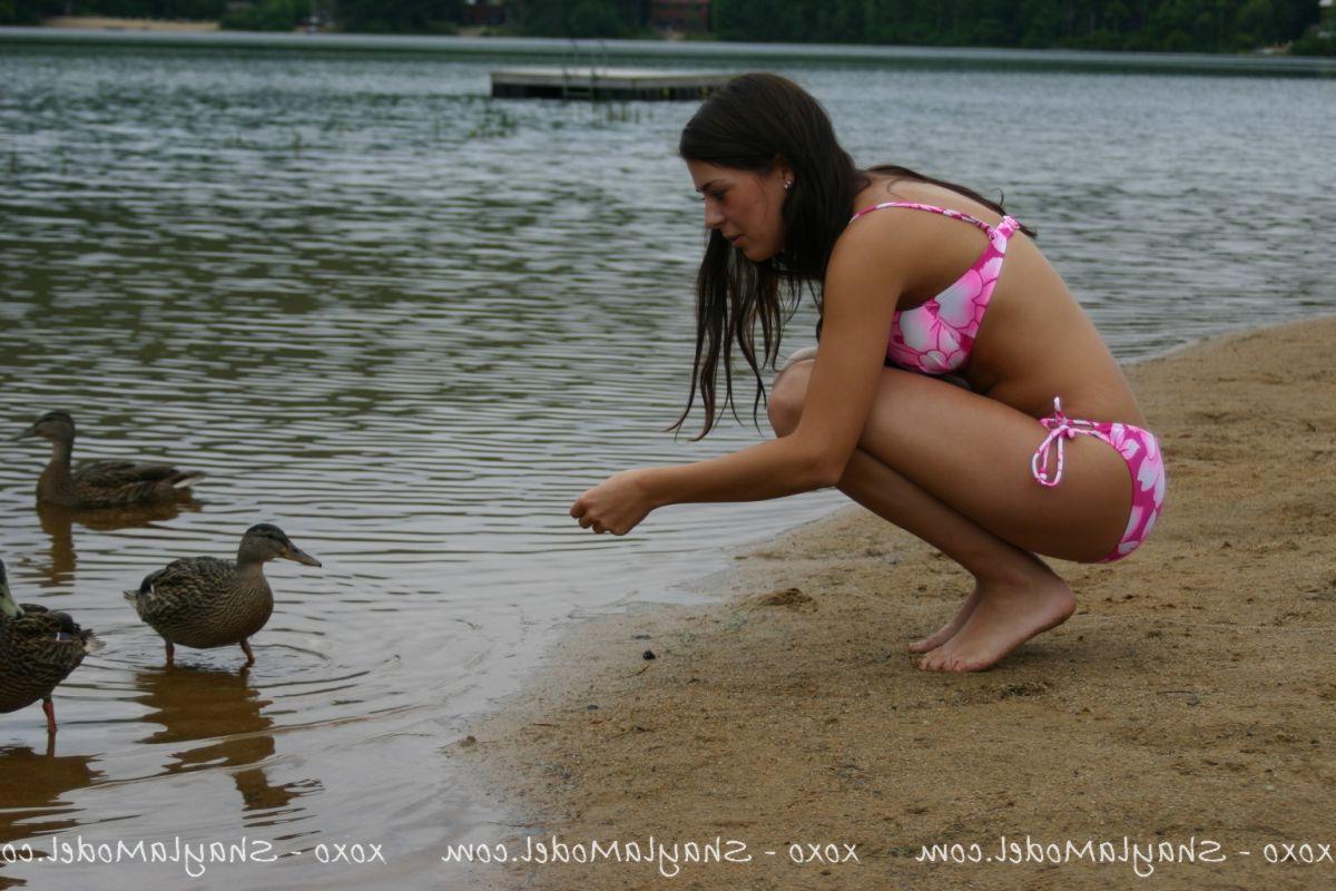20P Pictures of teen girl Shayla Model looking hot in a bikini
