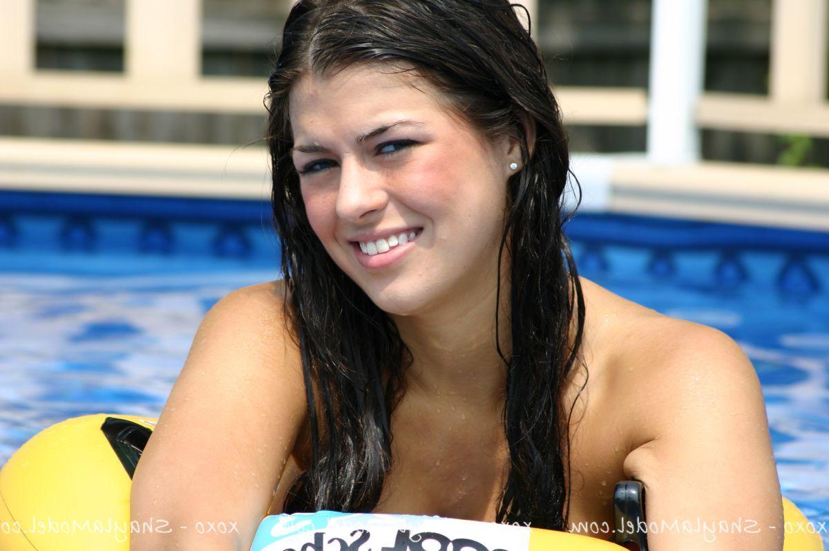 20P Pictures of Shayla Model having some fun in the pool