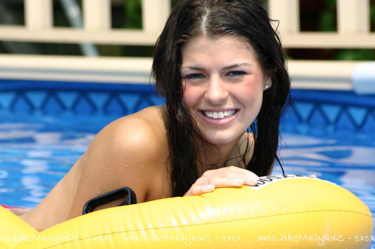 20P Pictures of Shayla Model having some fun in the pool