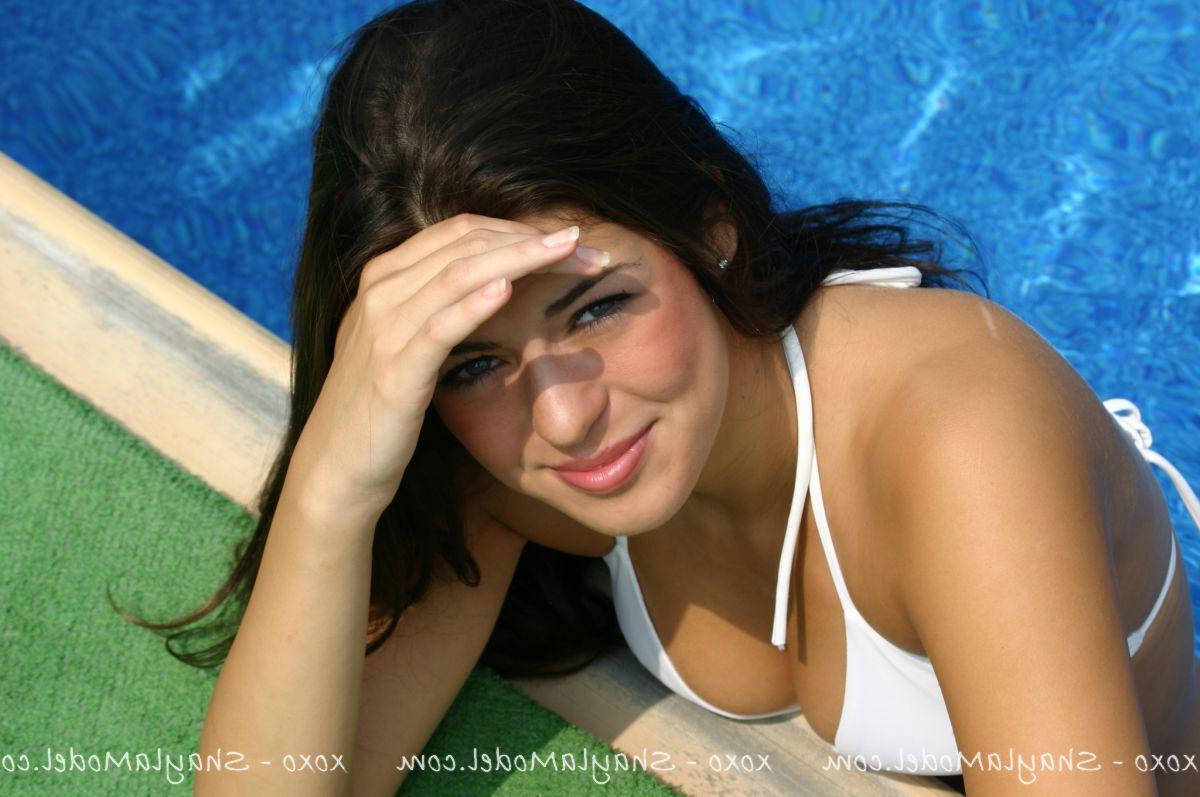 20P Pictures of teen babe Shayla Model going for a swim