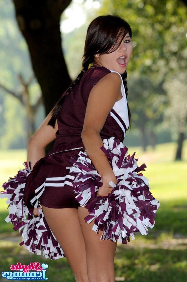 20P Pictures of teen Shyla Jennings cheering for you