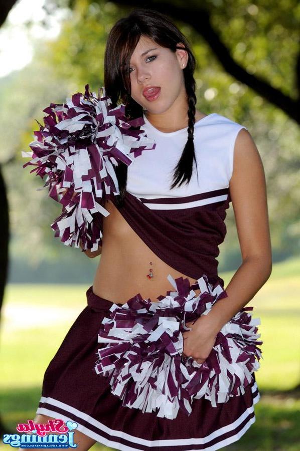 20P Pictures of teen Shyla Jennings cheering for you