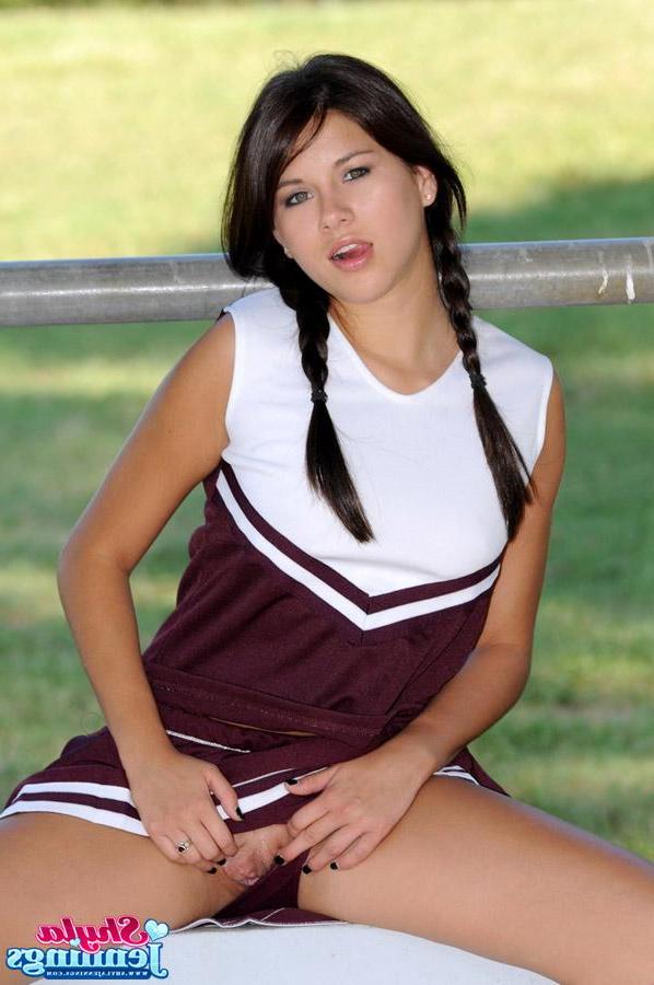 20P Pictures of teen Shyla Jennings cheering for you