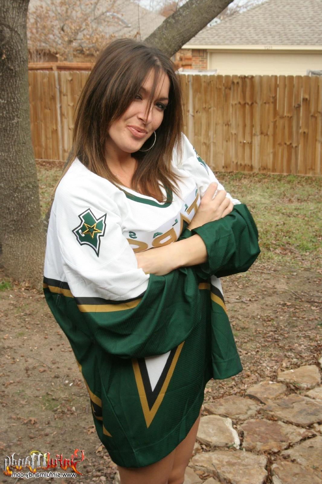 16P Pictures of Sinful Mandy stripping out of her cheerleader outfit in the back yar