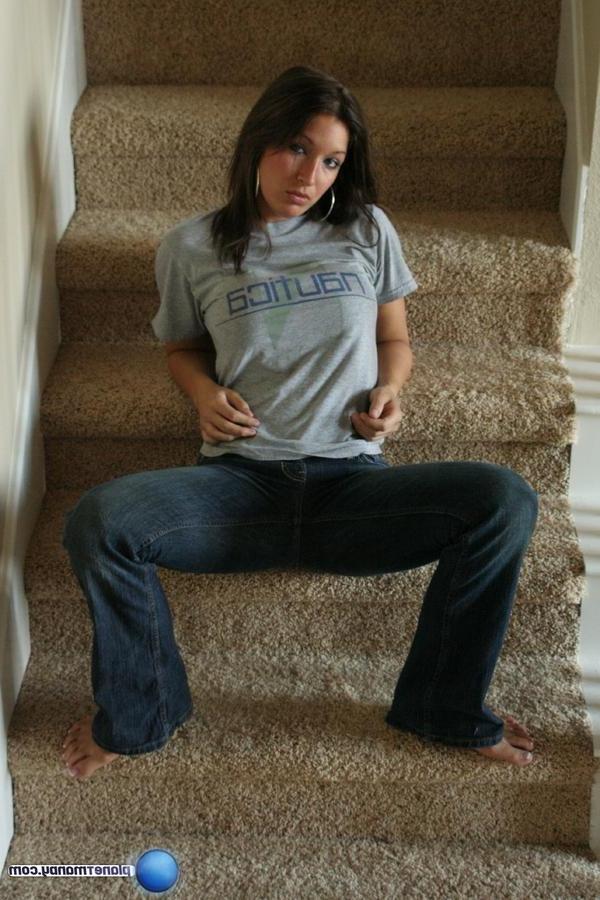 16P Pictures of Planet Mandy stripping off her jeans