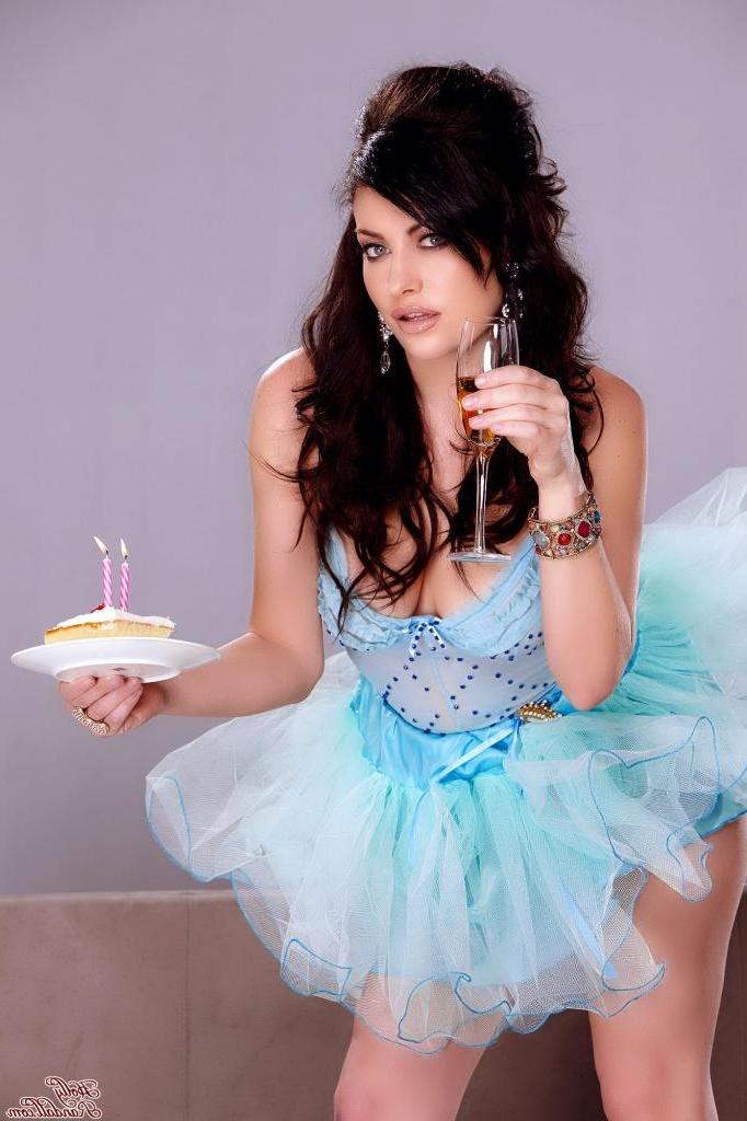 15P Pictures of Sovereign Syre celebrating a very sexy birthday