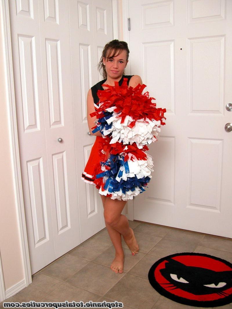 20P Pictures of a hot cheerleader giving you a tease