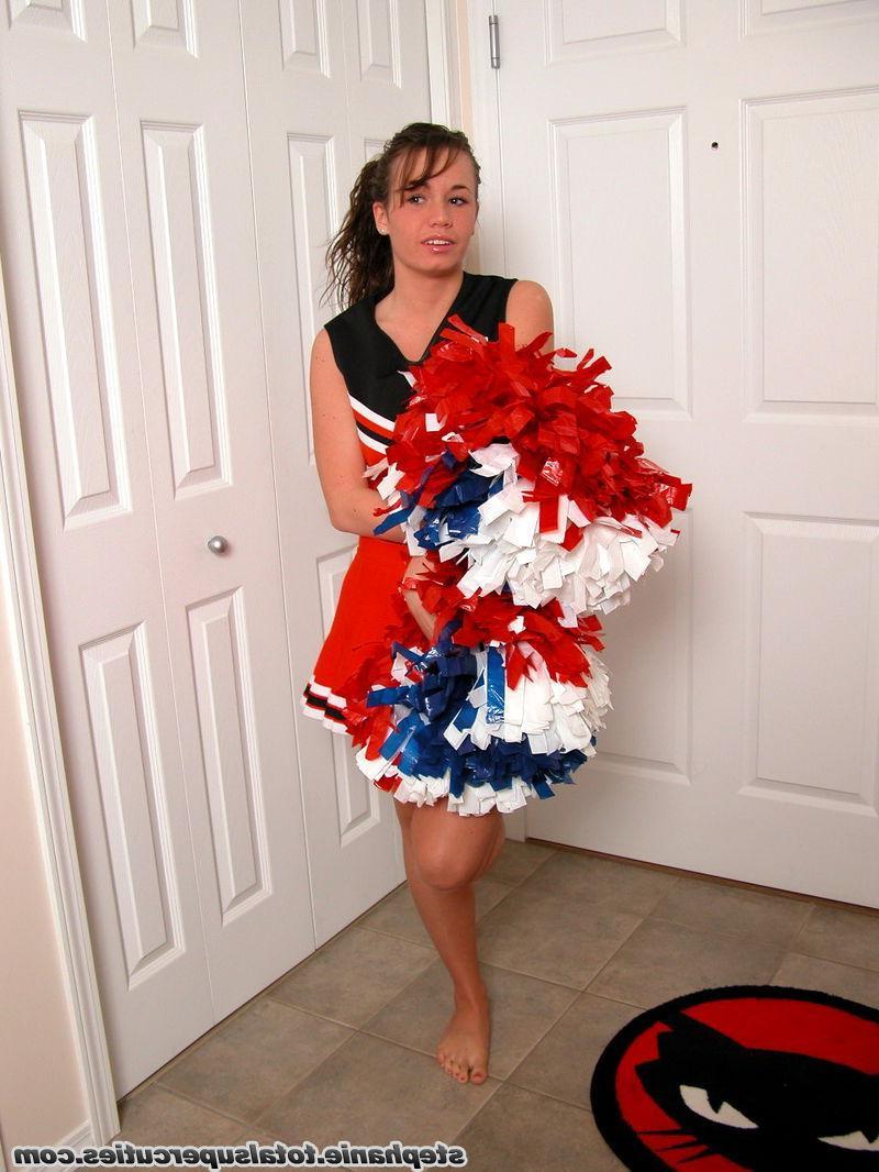 20P Pictures of a hot cheerleader giving you a tease