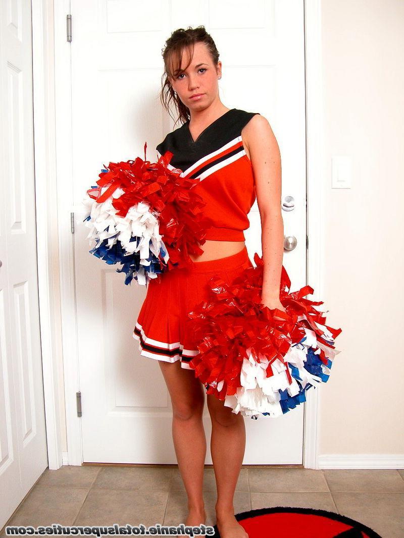 20P Pictures of a hot cheerleader giving you a tease