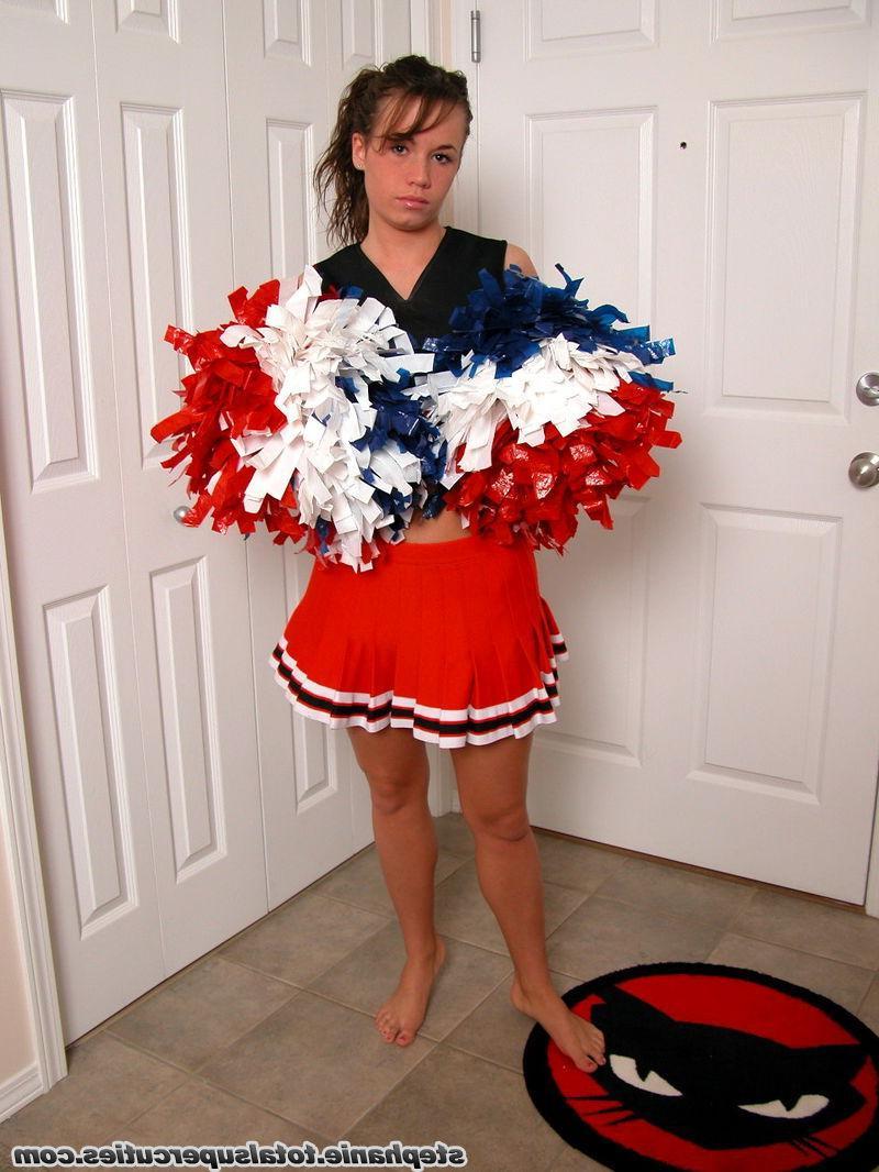 20P Pictures of a hot cheerleader giving you a tease
