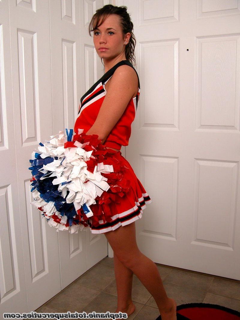 20P Pictures of a hot cheerleader giving you a tease