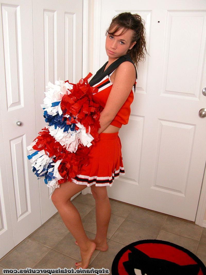 20P Pictures of a hot cheerleader giving you a tease