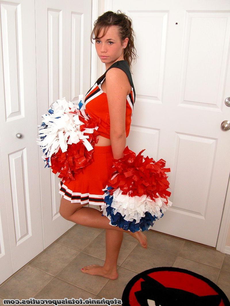 20P Pictures of a hot cheerleader giving you a tease