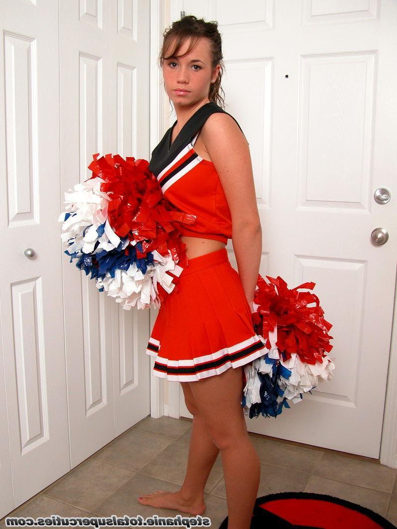 20P Pictures of a hot cheerleader giving you a tease