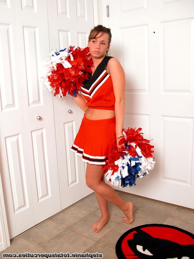 20P Pictures of a hot cheerleader giving you a tease