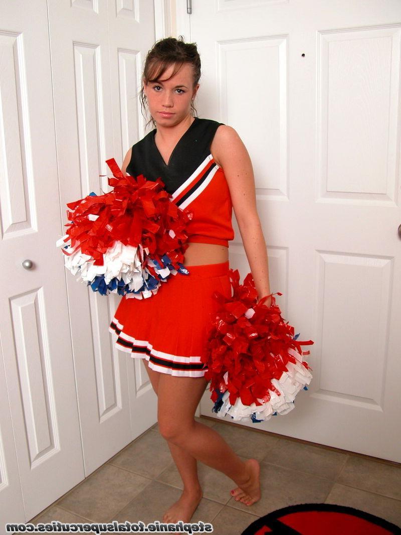 20P Pictures of a hot cheerleader giving you a tease