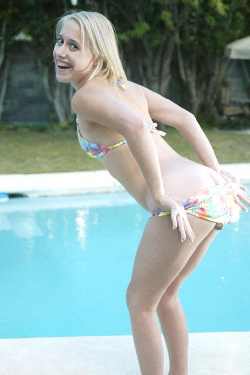 14P Pictures of Sweet Amanda stripping out of her bikini