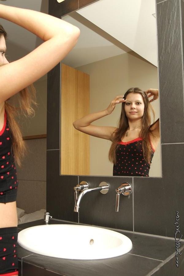 16P Pictures of Sweet Carry showing off in the bathroom