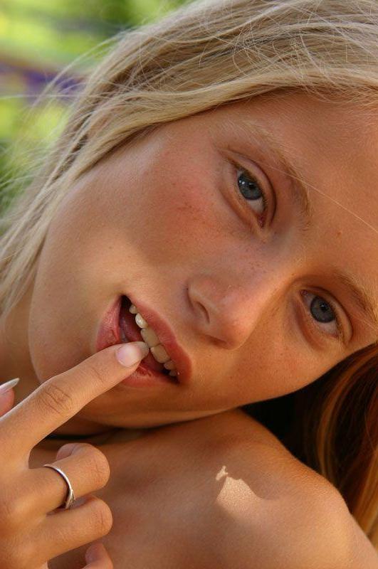 15P Pictures of teen babe Sweet Paige giving you a hot nonnude tease