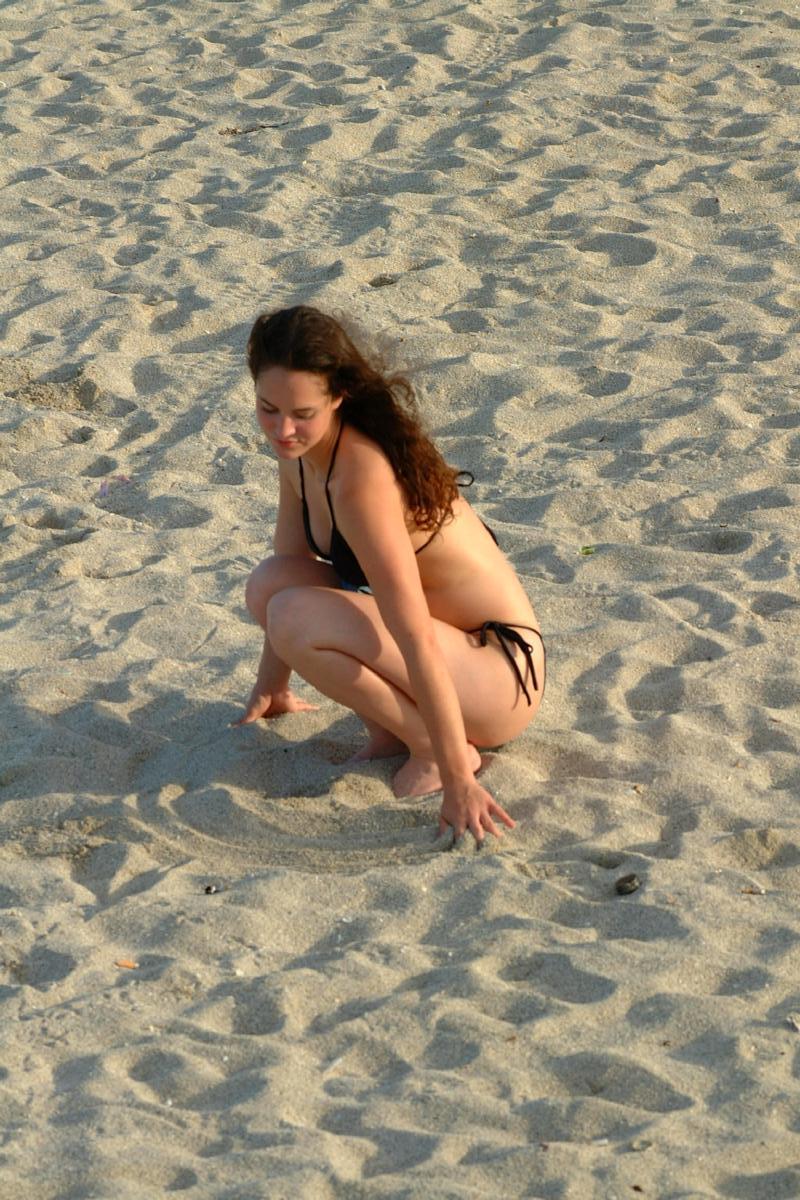 15P Pictures of teen amateur Sweet Stephanie taking off her bikini top on the beach
