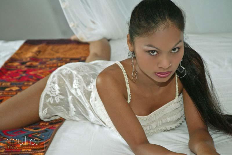 20P Pictures of teen Tailynn giving you her pussy