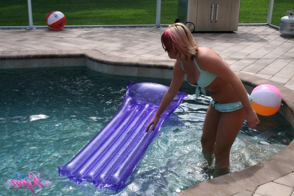 20P Pictures of teen model Tara Ryan having some fun in the sun
