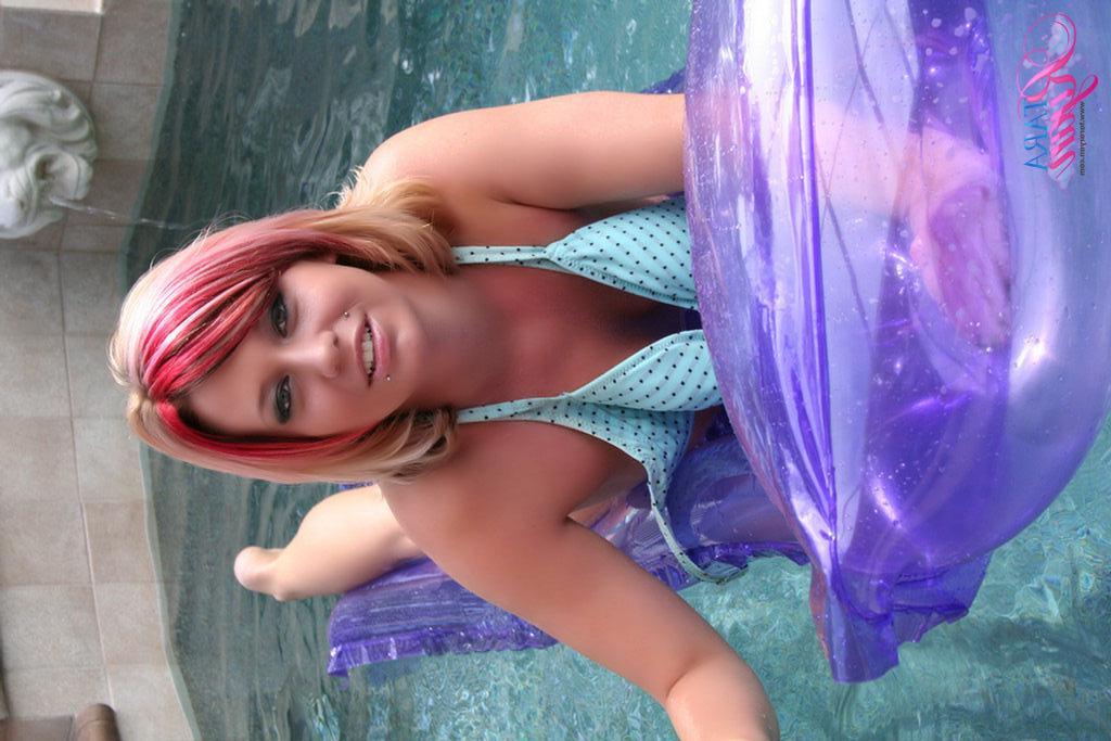 20P Pictures of teen model Tara Ryan having some fun in the sun