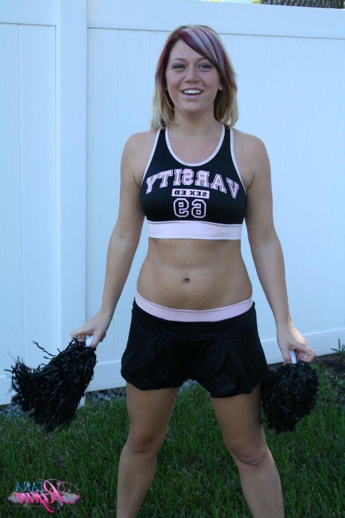 20P Pictures of teen amateur Tara Ryan cheering for you