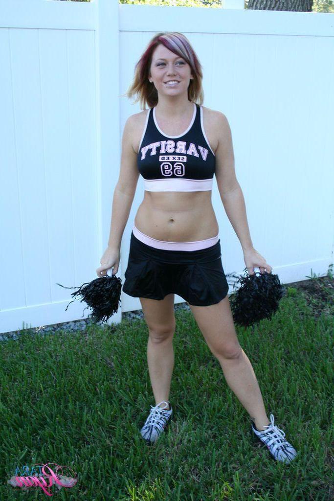 20P Pictures of teen amateur Tara Ryan cheering for you