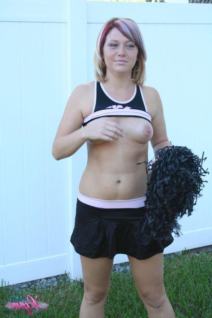 20P Pictures of teen amateur Tara Ryan cheering for you