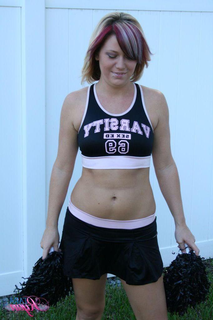 20P Pictures of teen amateur Tara Ryan cheering for you
