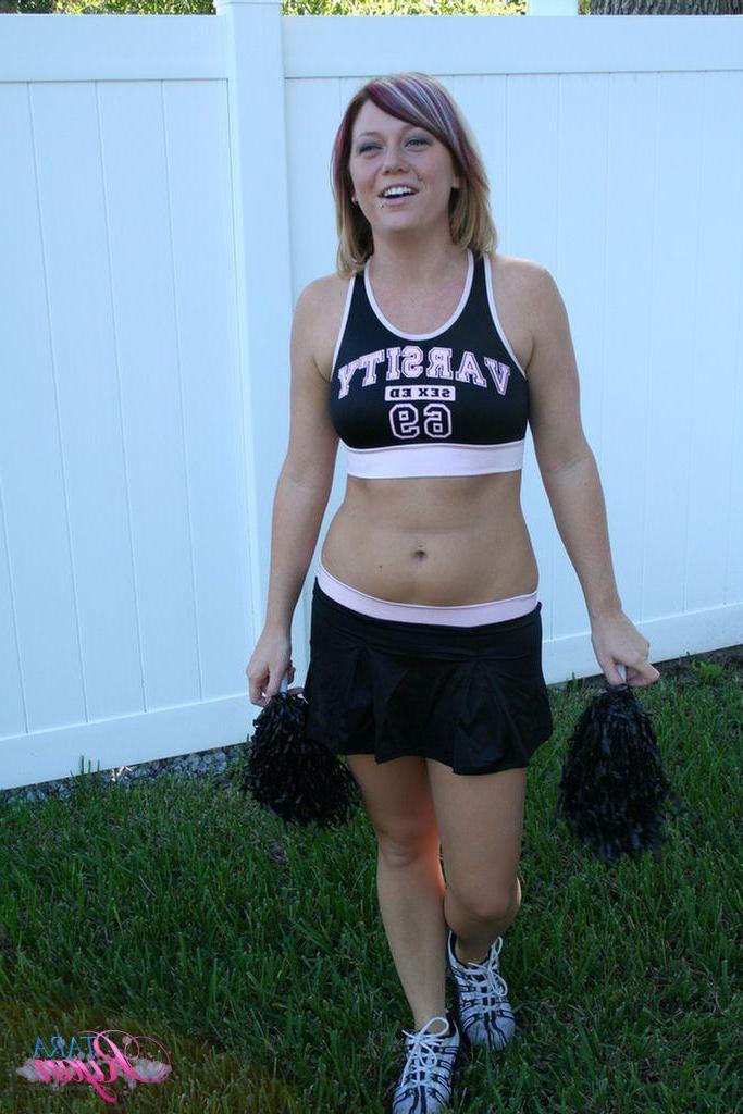 20P Pictures of teen amateur Tara Ryan cheering for you