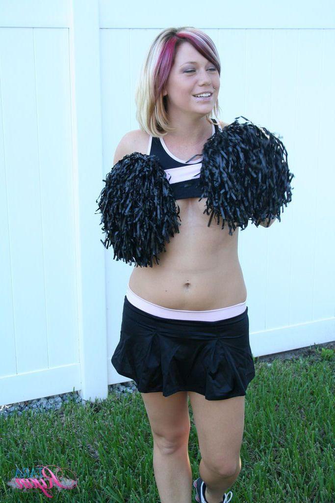 20P Pictures of teen amateur Tara Ryan cheering for you