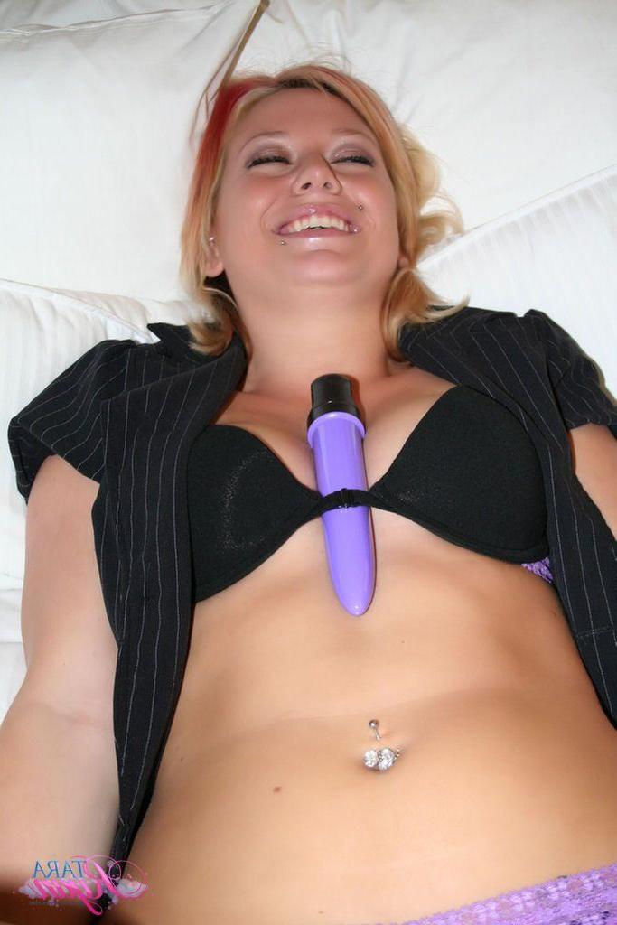 20P Pictures of teen model Tara Ryan stuffing her pussy with a vibrator