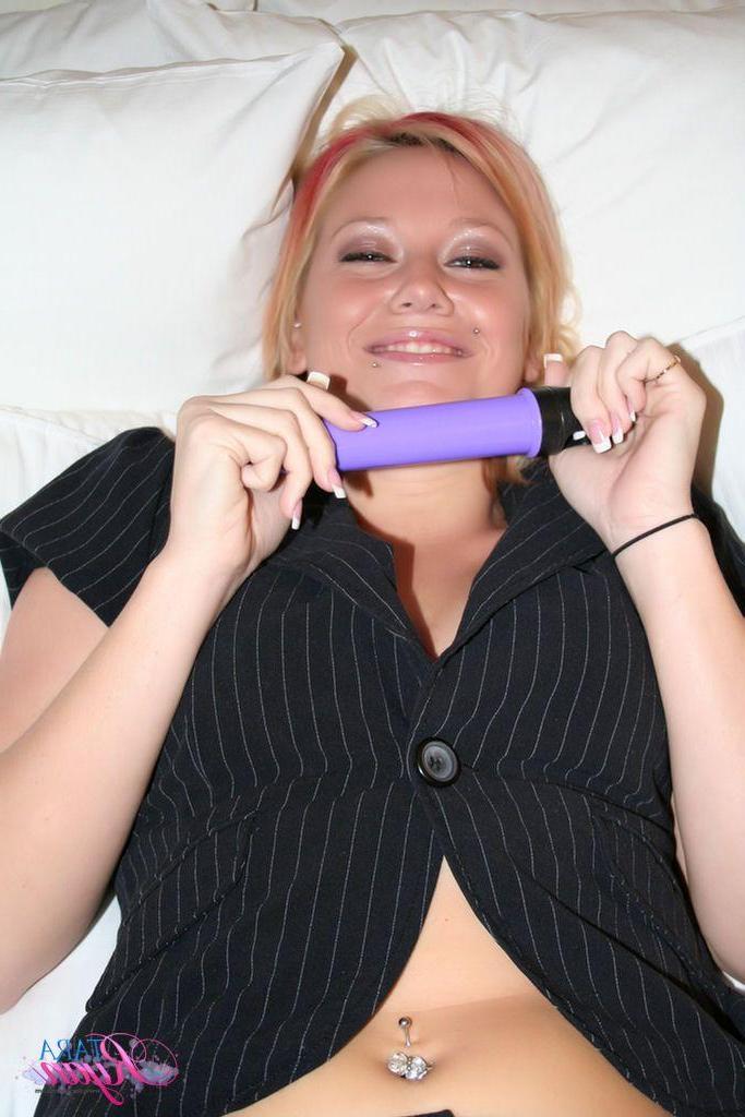 20P Pictures of teen model Tara Ryan stuffing her pussy with a vibrator