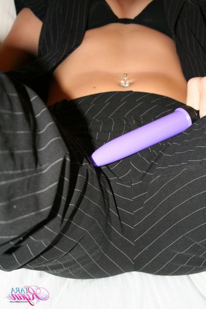 20P Pictures of teen model Tara Ryan stuffing her pussy with a vibrator