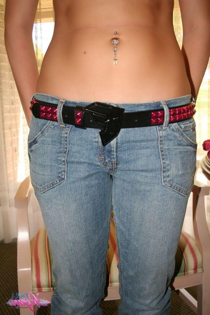 20P Pictures of teen model Tara Ryan playing with her wet vagina