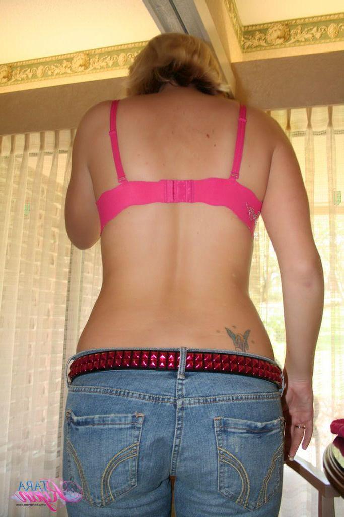 20P Pictures of teen model Tara Ryan playing with her wet vagina