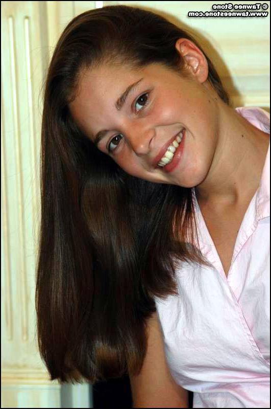 20P Pics of Tawnee Stone giving a nonnude strip-tease
