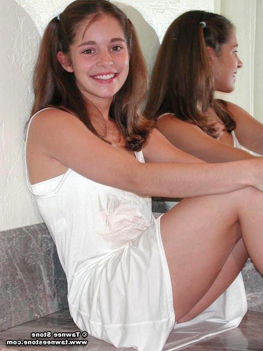 20P Pictures of teen Tawnee Stone checking herself out in the mirror