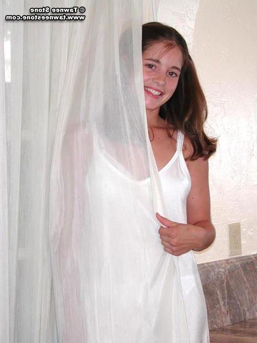 20P Pictures of teen Tawnee Stone checking herself out in the mirror