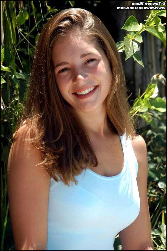 25P Pictures of Tawnee Stone taking off her top outside