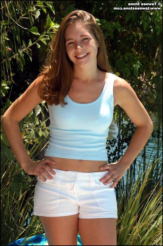 25P Pictures of Tawnee Stone taking off her top outside