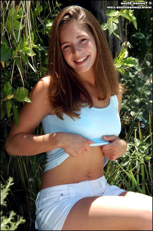 25P Pictures of Tawnee Stone taking off her top outside