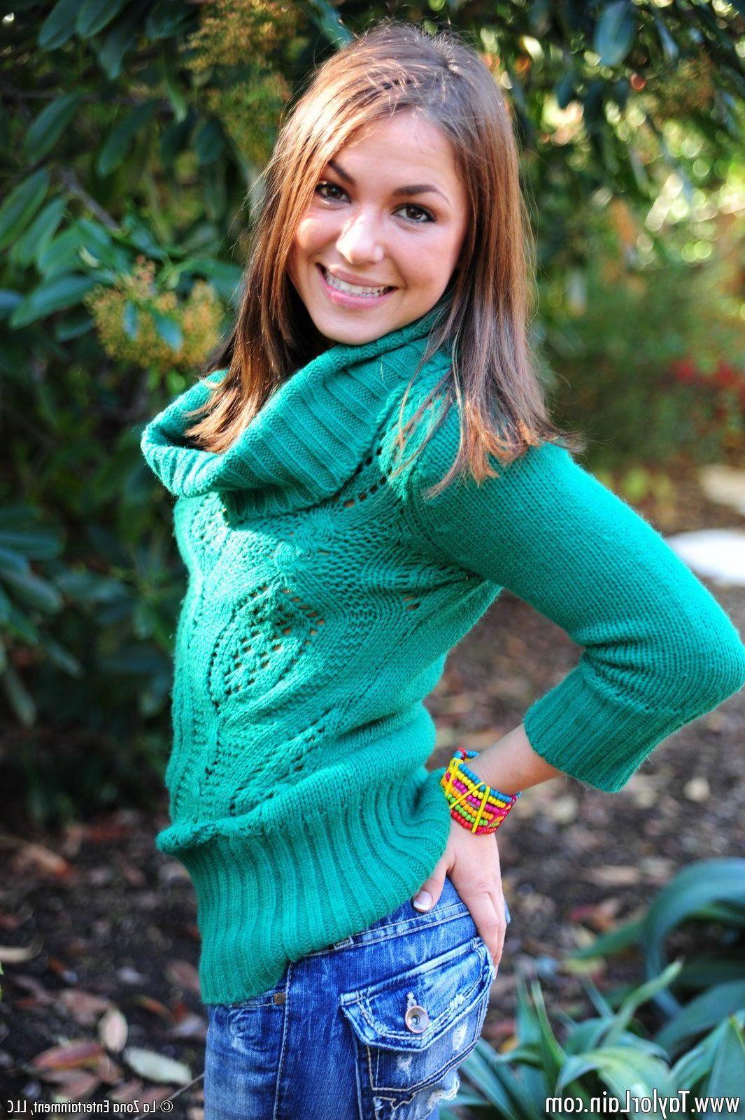 15P Pictures of Taylor Lain giving you a hot tease outside