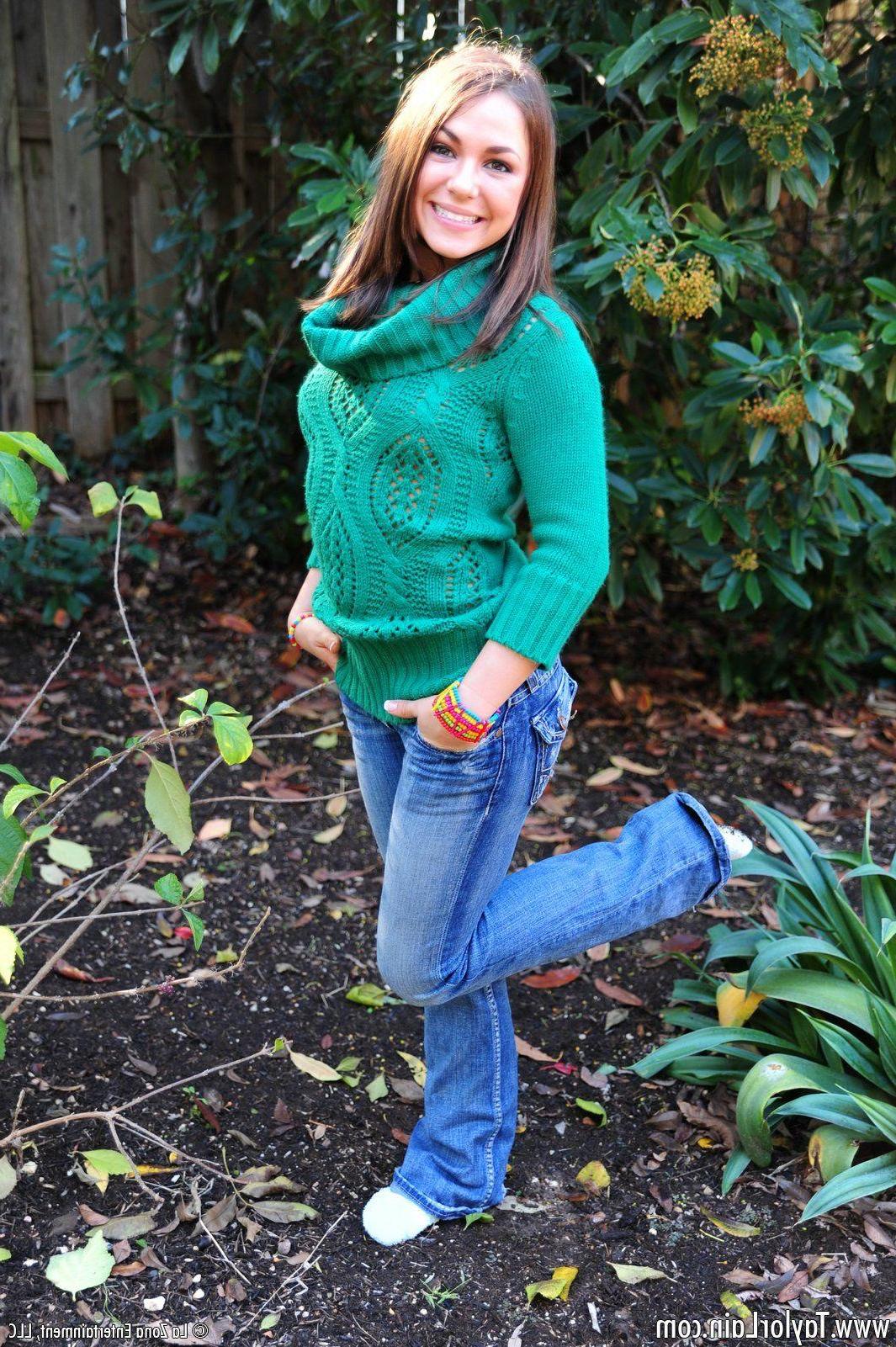 15P Pictures of Taylor Lain giving you a hot tease outside