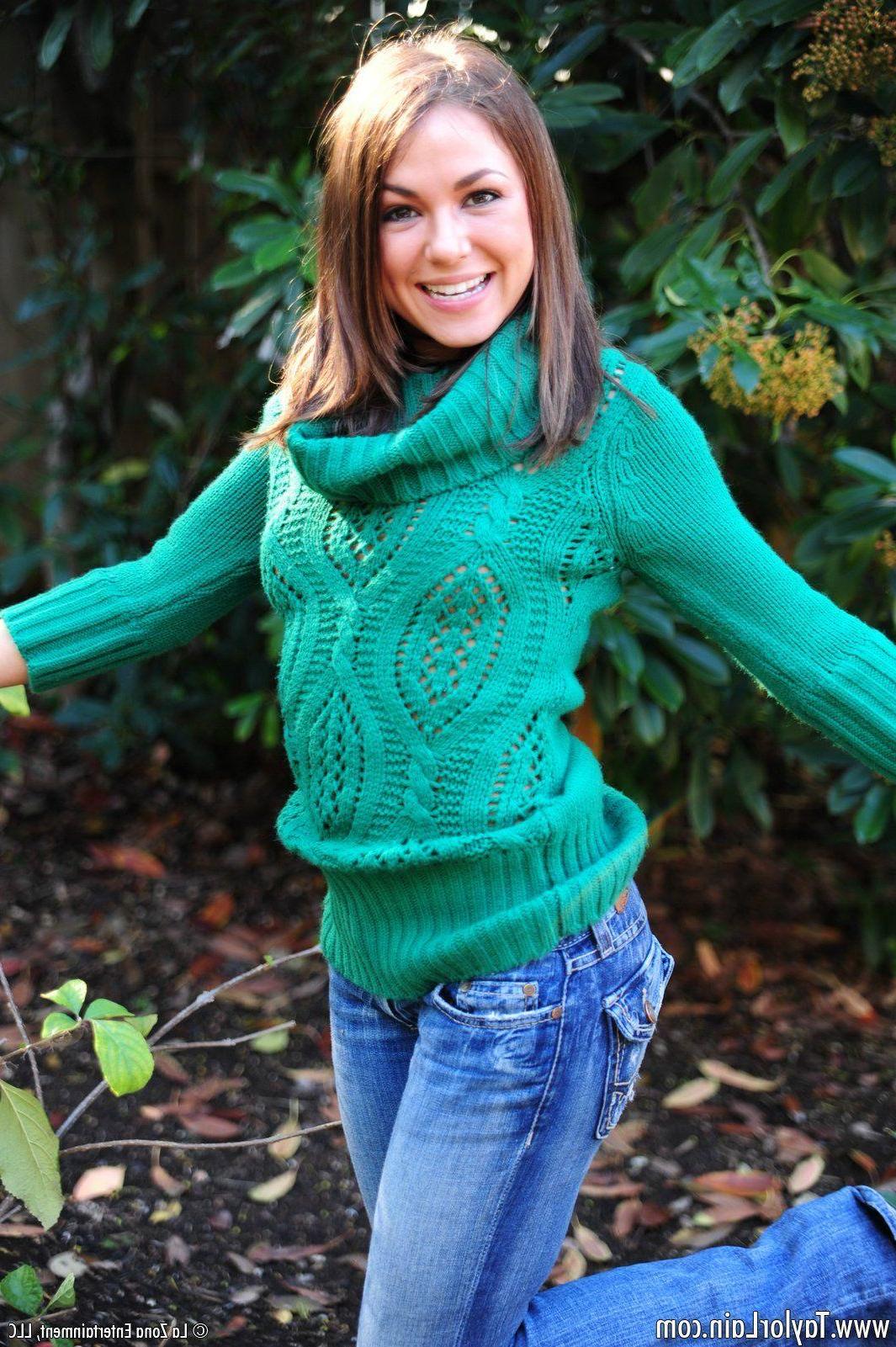 15P Pictures of Taylor Lain giving you a hot tease outside