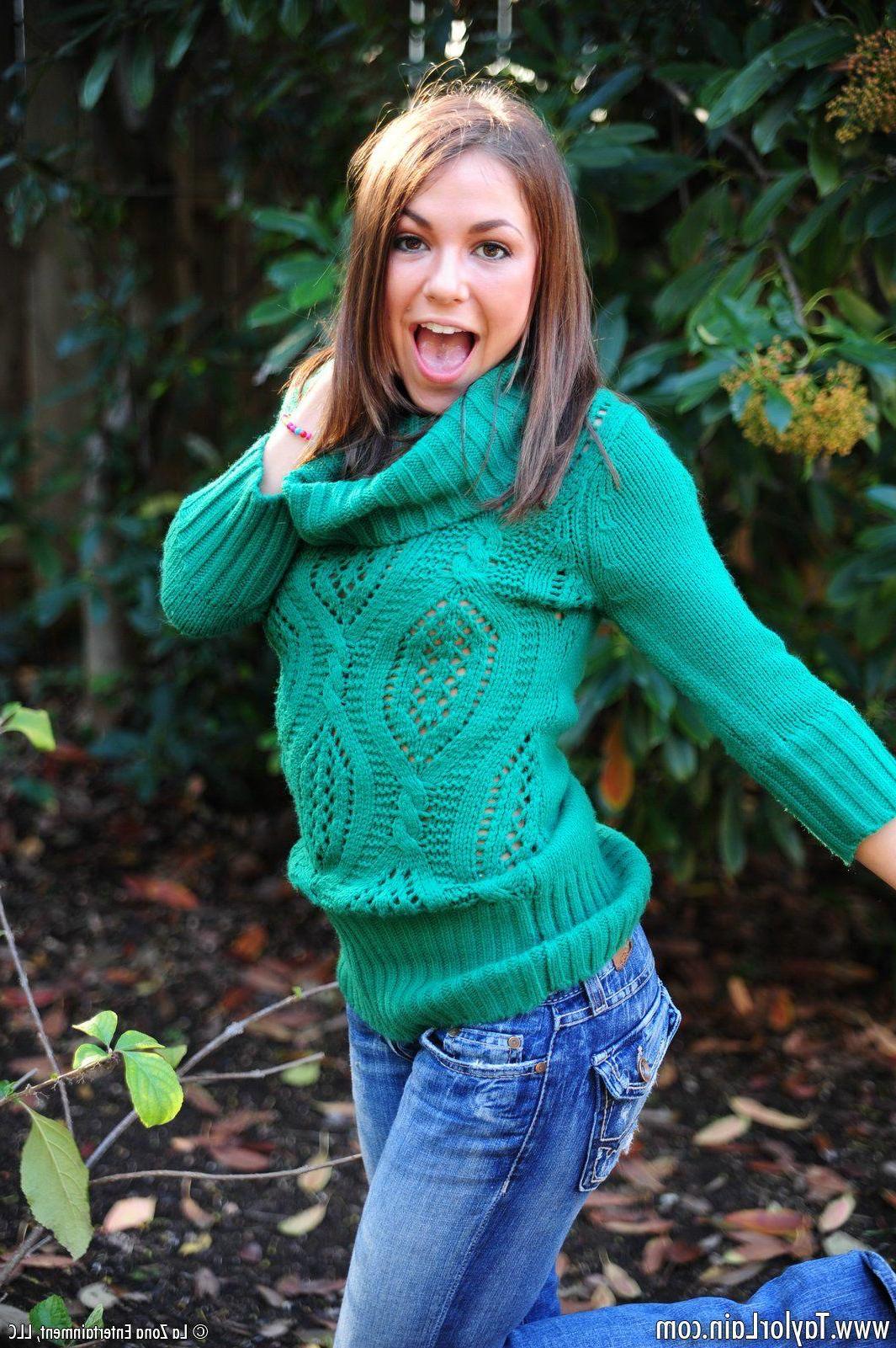 15P Pictures of Taylor Lain giving you a hot tease outside