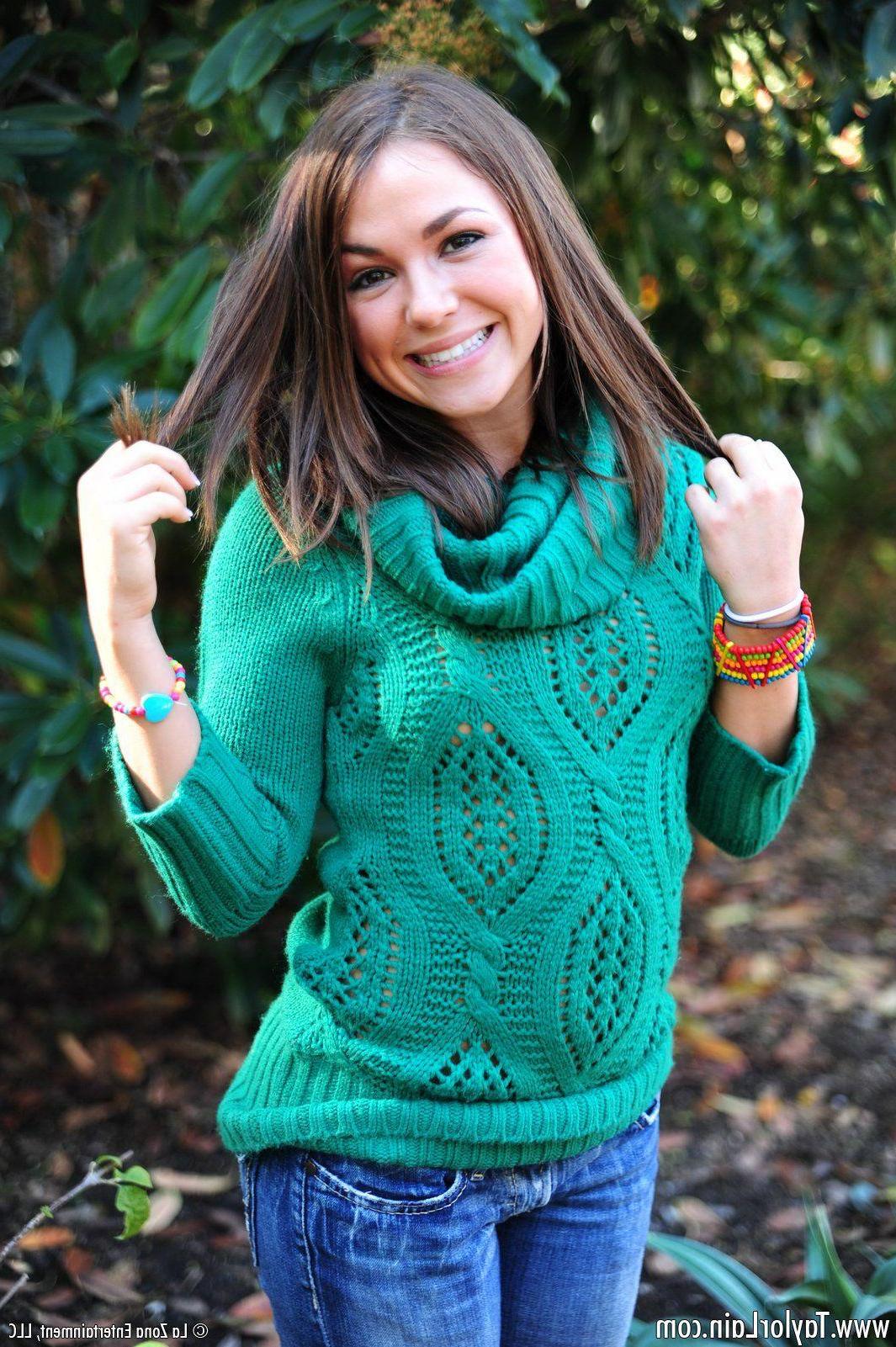 15P Pictures of Taylor Lain giving you a hot tease outside
